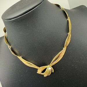 Vintage 14K Gold-Plated Leaf Design Choker Necklace with Adjustable Clasp Glam